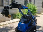 Mini Buldoexcavator cu Multiple Accesorii - Disponibil Imediat 
