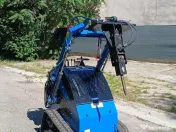Mini Buldoexcavator cu Multiple Accesorii - Disponibil Imediat 