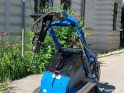 Mini Buldoexcavator cu Multiple Accesorii - Disponibil Imediat 