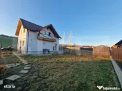 Restaurant Angajăm Bucătăreasă și Ospătăriță