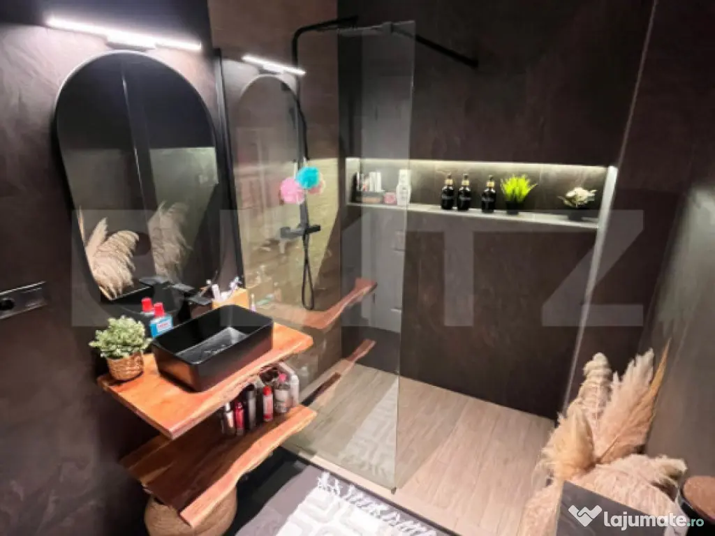 Penthouse pe 2 niveluri, 3 camere, 78 mp, terasa, zona Pod I