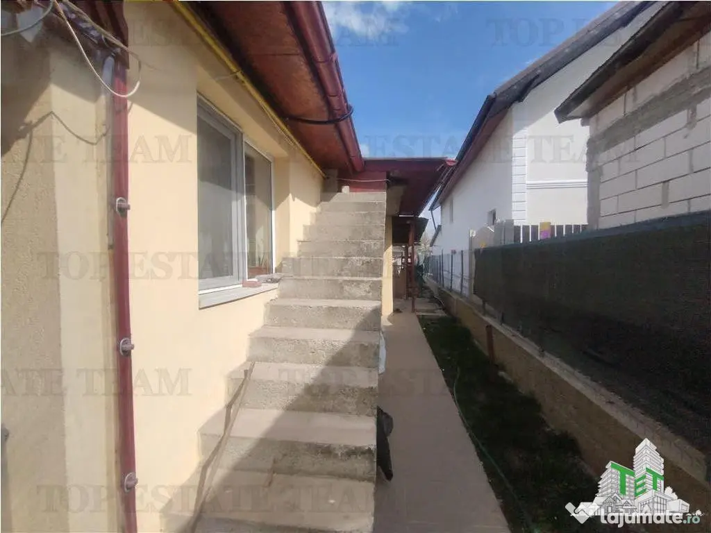 Casa individuala cu panouri fotovoltaice si teren generos 70