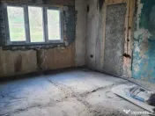 Vând apartament cu 4 camere str. 1 Mai 