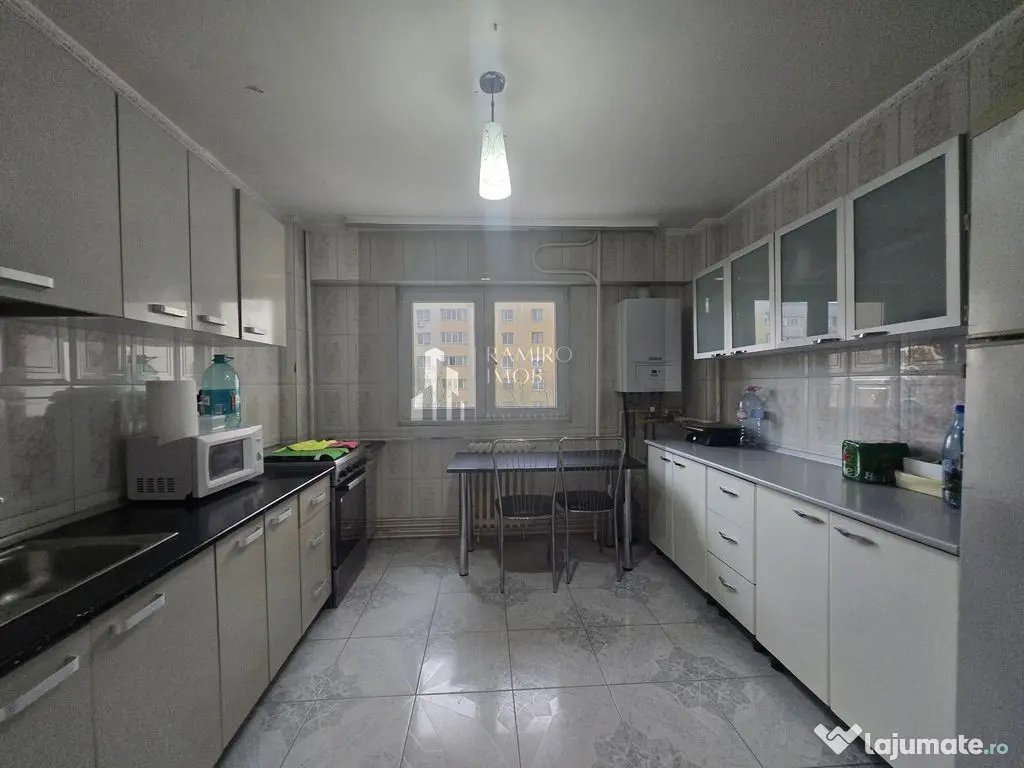 Apartament 104mp-utili 2bai centrala -an 1985 -Bd. Chisin...