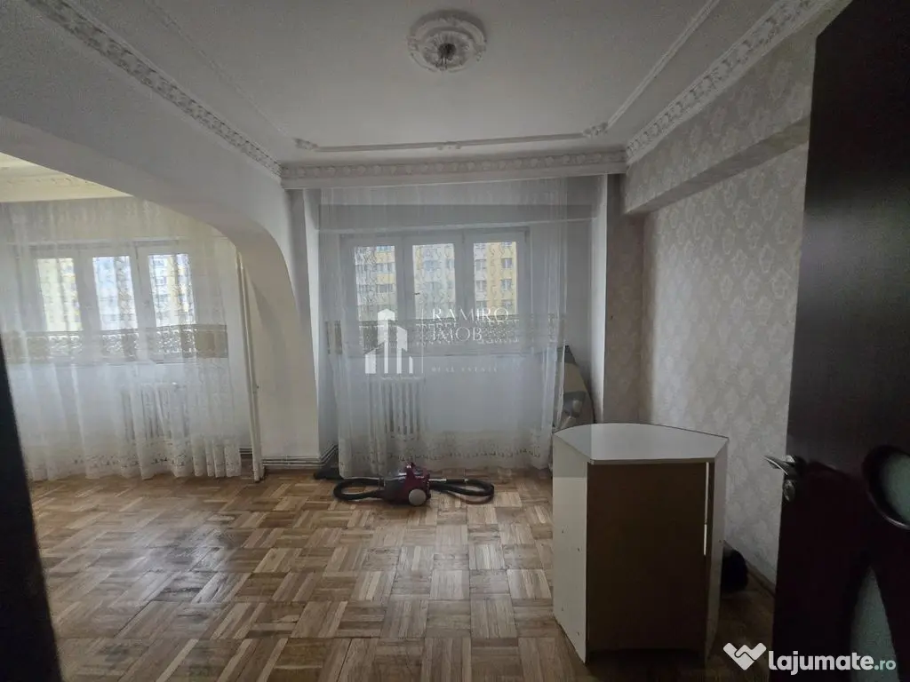 Apartament 104mp-utili 2bai centrala -an 1985 -Bd. Chisin...