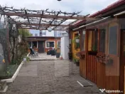 Vind casa cu doua apartamente cu intrare separata. 