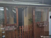 Vind casa cu doua apartamente cu intrare separata. 