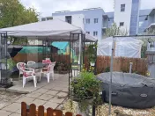 Vind casa cu doua apartamente cu intrare separata. 