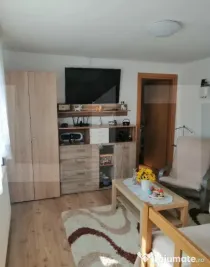 Vind casa cu doua apartamente cu intrare separata.