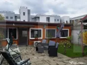 Vind casa cu doua apartamente cu intrare separata. 