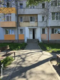 Vand apartament 3 camere etaj 1 semidecomandat strada Siretului
