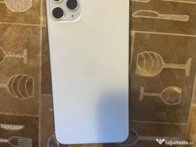 IPhone 11 Pro Max și iPhone 13