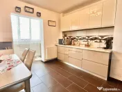 Apartament cu 3 camere , 73 mp util și loc de parcare 