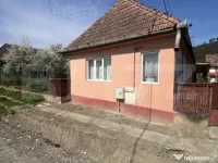 Casă tradițională cu gospodărie și teren de 1263 mp – 