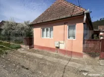 Casă tradițională cu gospodărie și teren de 1263 mp –