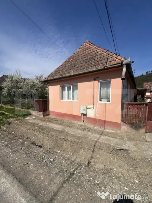 Casă tradițională cu gospodărie și teren de 1263 mp –