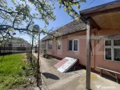 Casă tradițională cu gospodărie și teren de 1263 mp – 