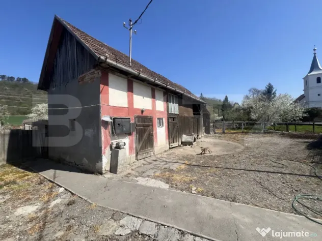 Casă tradițională cu gospodărie și teren de 1263 mp –