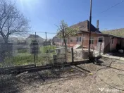 Casă tradițională cu gospodărie și teren de 1263 mp – 