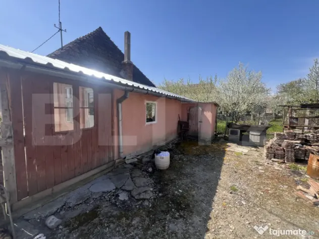 Casă tradițională cu gospodărie și teren de 1263 mp –