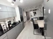 Apartament 3 camere, complet renovat, etaj 2, – zonă cen 