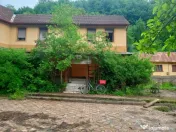 Cabana de vanzare, complet mobilată, ideală pentru relaxar 