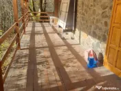 Cabana de vanzare, complet mobilată, ideală pentru relaxar 