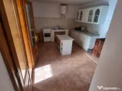 Cabana de vanzare, complet mobilată, ideală pentru relaxar 