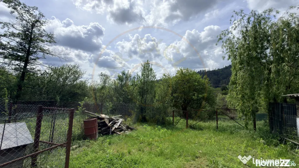Casa in Leresti, la strada principala, cu rau in spate | ter