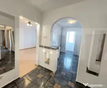 Apartament trei camere, 70 mp, zona Sagului