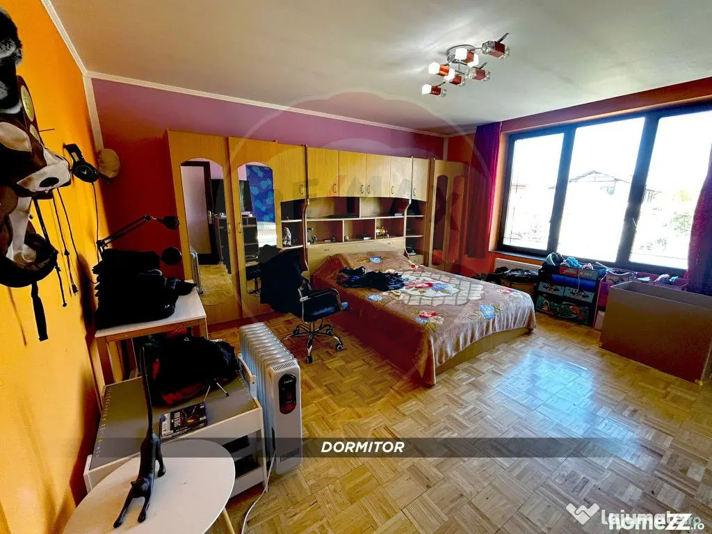 DE VANZARE: Casa spațioasă cu teren si foișor - Negre?...
