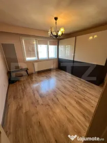 Apartament 4 camere, decomandat, etaj intermediar, parcare,