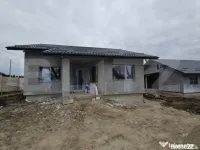Casa frumoasa cu 3 camere in Ciurbesti 