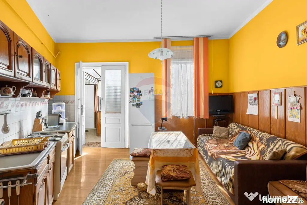 Apartament 2 camere, loc de parcare, teren propriu,strada...
