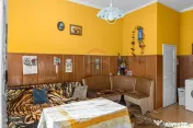 Apartament 2 camere, loc de parcare, teren propriu,strada...