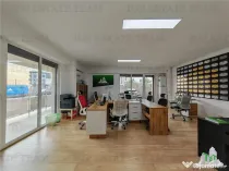 Apartament modern cu terasa generoasa curte