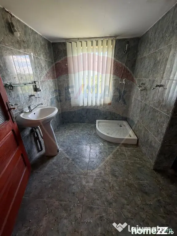 Casa de vacanta cu 8300 mp teren, de vanzare in Preluca N...