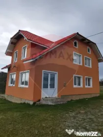 Casa de vacanta cu 8300 mp teren, de vanzare in Preluca N...