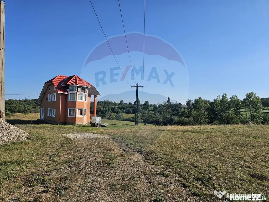 Casa de vacanta cu 8300 mp teren, de vanzare in Preluca N...