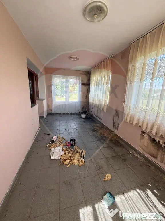 Casa de vacanta cu 8300 mp teren, de vanzare in Preluca N...
