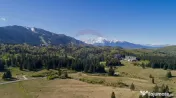 Poiana Brașov | teren cu panoramă largă către munți 
