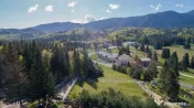 Poiana Brașov | teren cu panoramă largă către munți 