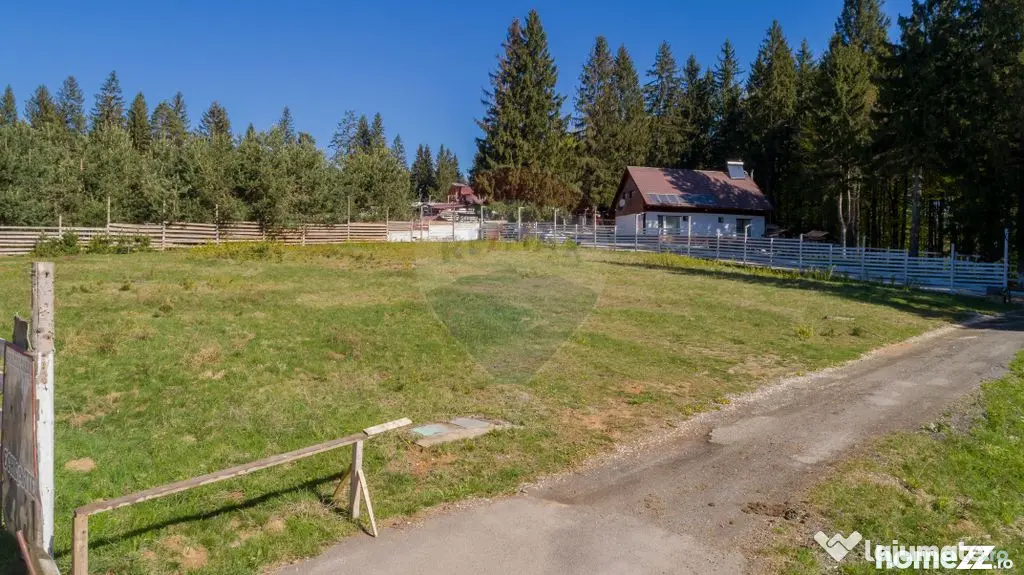 Poiana Brașov | teren cu panoramă largă către munți