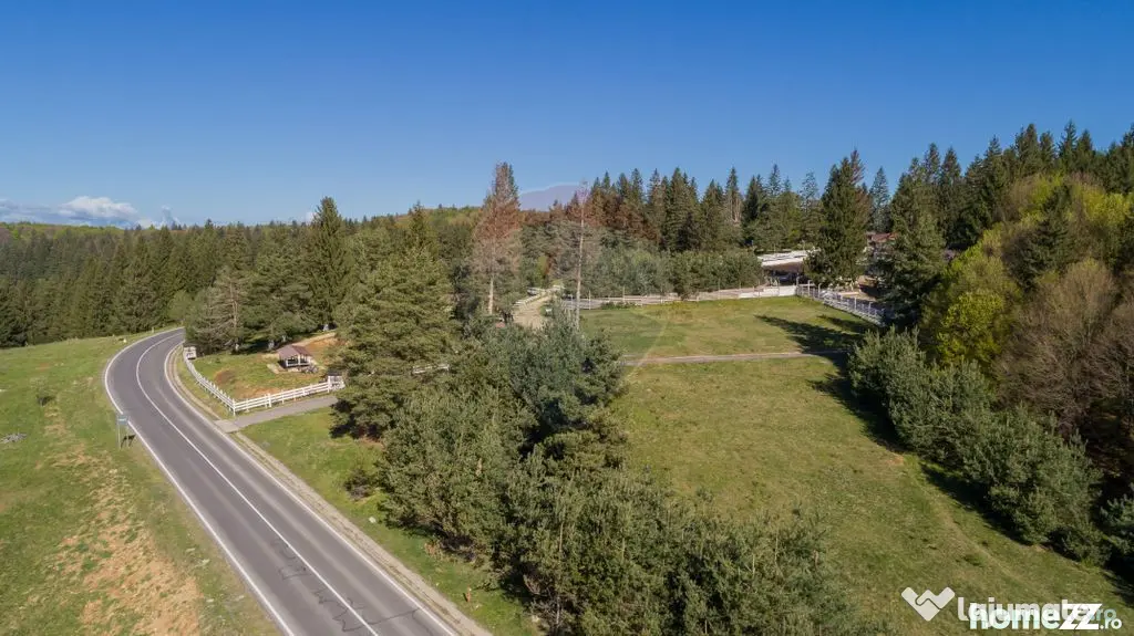 Poiana Brașov | teren cu panoramă largă către munți