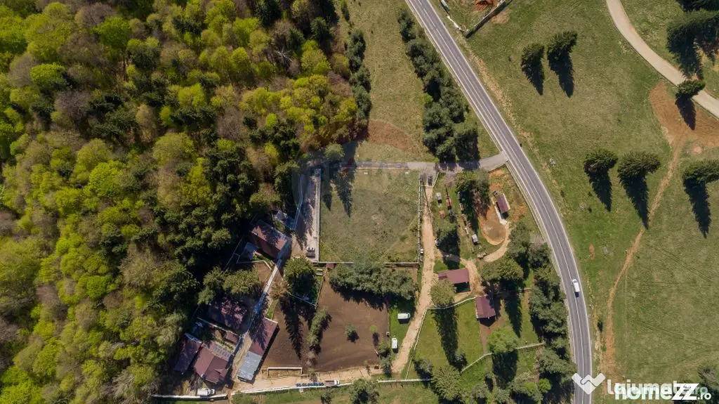 Poiana Brașov | teren cu panoramă largă către munți