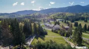 Poiana Brașov | teren cu panoramă largă către munți 