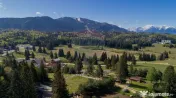 Poiana Brașov | teren cu panoramă largă către munți 
