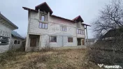 Casă / Vilă cu 12 camere, teren intravilan de 2869mp î...