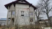 Casă / Vilă cu 12 camere, teren intravilan de 2869mp î...