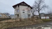 Casă / Vilă cu 12 camere, teren intravilan de 2869mp î...